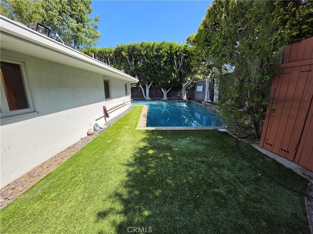 310 S Thurston, Los Angeles, CA 90049