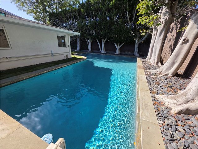 310 S Thurston, Los Angeles, CA 90049