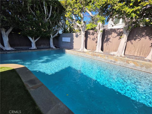 310 S Thurston, Los Angeles, CA 90049