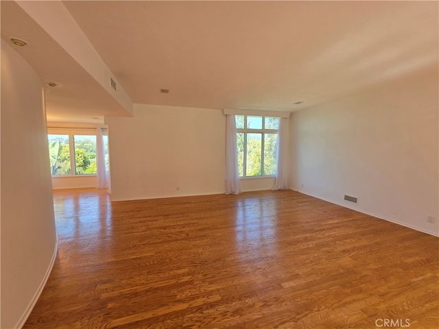 310 S Thurston, Los Angeles, CA 90049