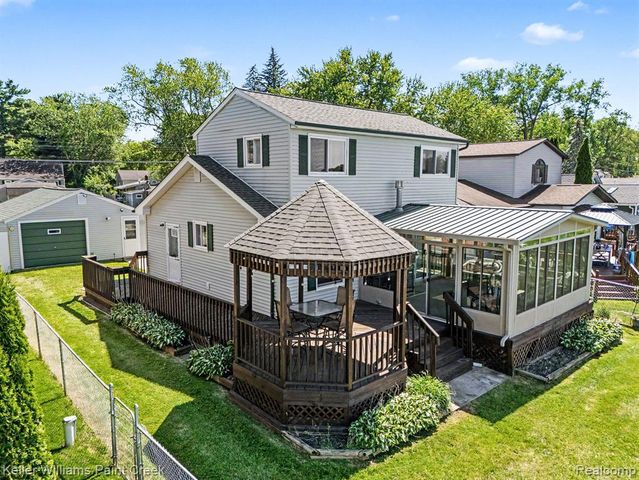 2295 Davista Drive, Highland, MI 48356