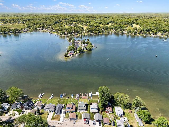 2295 Davista Drive, Highland, MI 48356