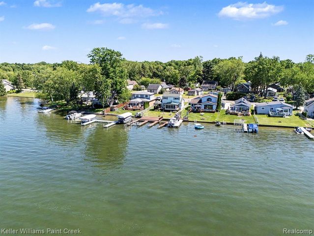2295 Davista Drive, Highland, MI 48356