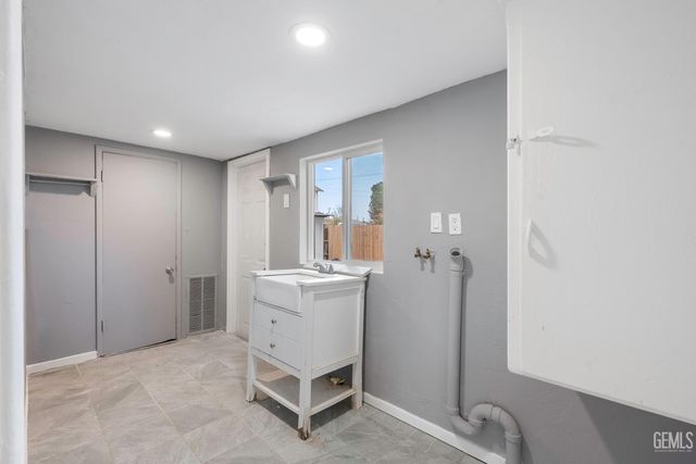 300 Buchanan Street, Taft, CA 93268