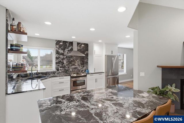 684 NW Jasper St, Dallas, OR 97338