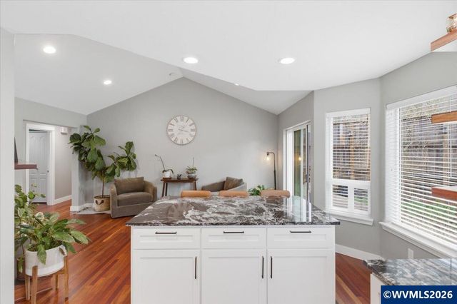 684 NW Jasper St, Dallas, OR 97338