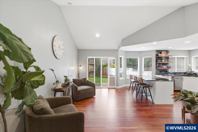 684 NW Jasper St, Dallas, OR 97338