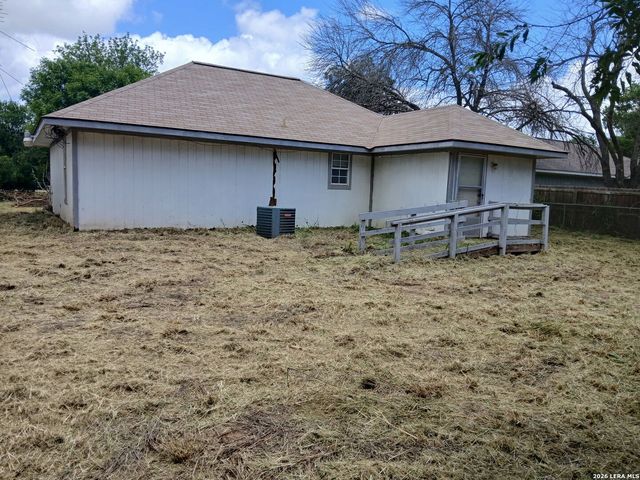 802 County Line Rd, Jourdanton, TX 78026