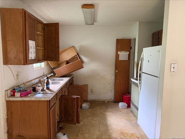 802 County Line Rd, Jourdanton, TX 78026