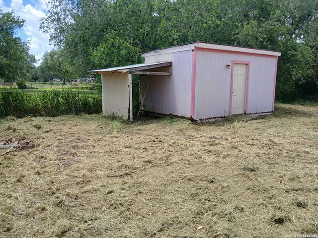 802 County Line Rd, Jourdanton, TX 78026