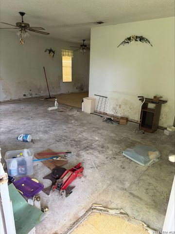 802 County Line Rd, Jourdanton, TX 78026