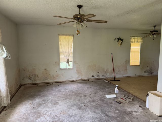 802 County Line Rd, Jourdanton, TX 78026