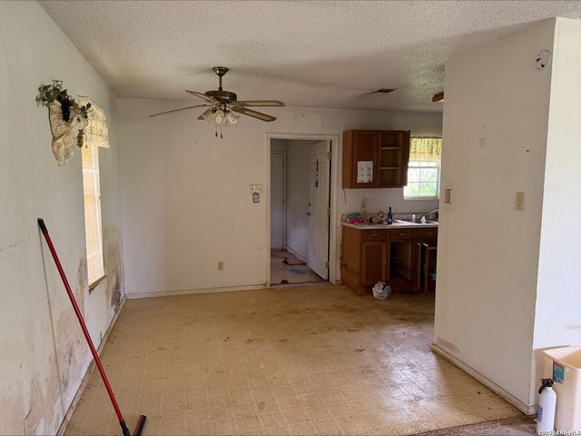 802 County Line Rd, Jourdanton, TX 78026