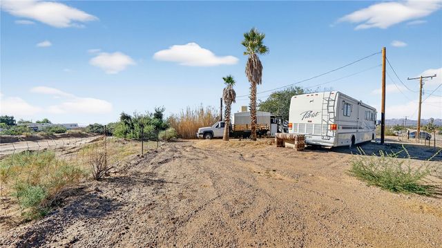 582 S Hunt Road, Golden Valley, AZ 86413