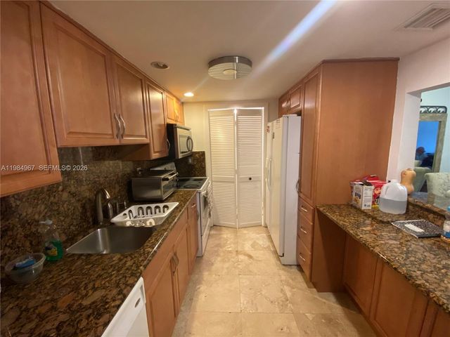 240 Lakeview Dr 308, Weston, FL 33326