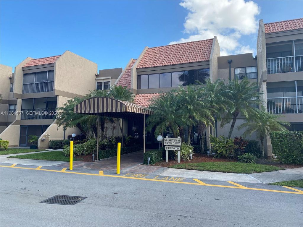 240 Lakeview Dr 308, Weston, FL 33326