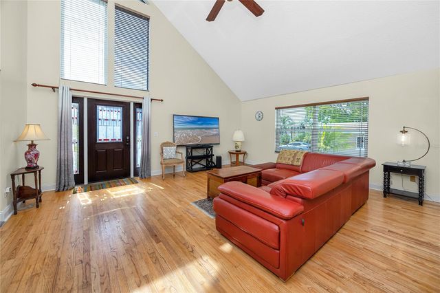 8759 ORIENT WAY NE, St Petersburg, FL 33702