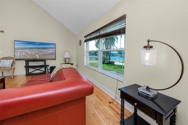 8759 ORIENT WAY NE, St Petersburg, FL 33702