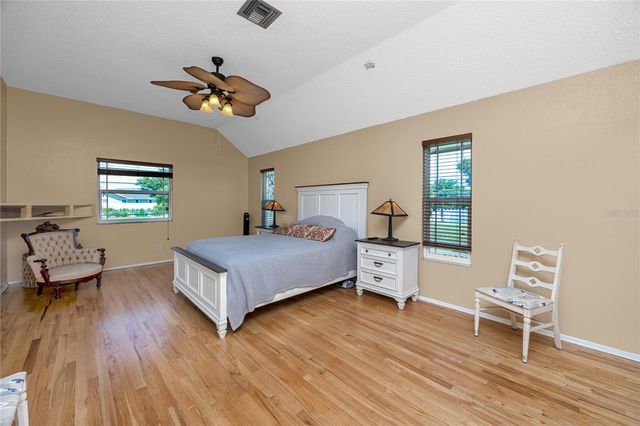 8759 ORIENT WAY NE, St Petersburg, FL 33702