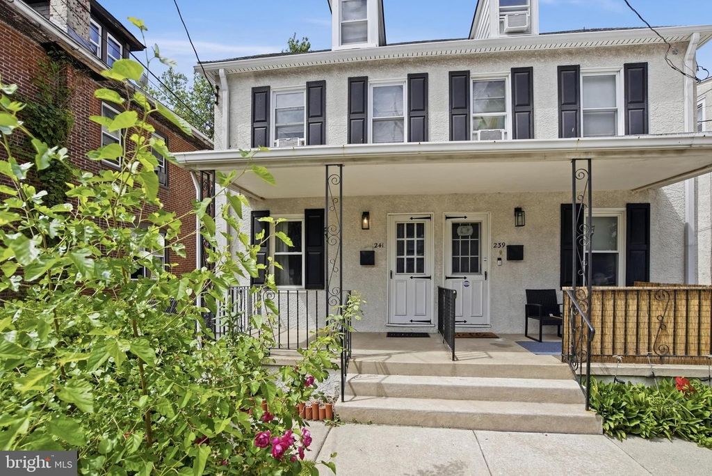 241 FAIRVIEW RD, Crum Lynne, PA 19022