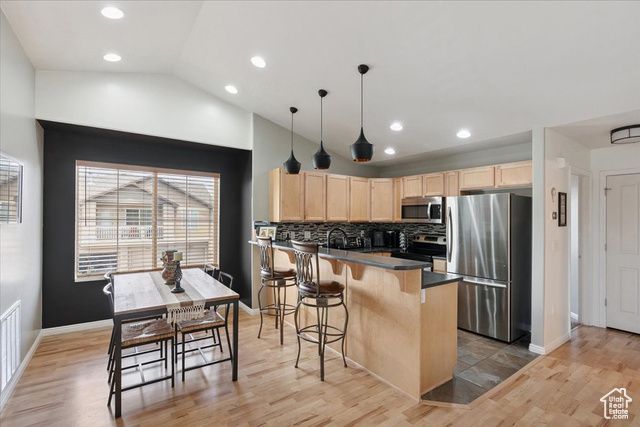 1049 W ALLINGTON DR, North Salt Lake, UT 84054