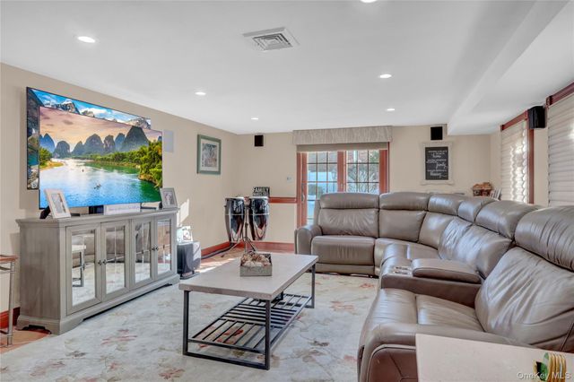 646 Kildare Crescent, Seaford, NY 11783