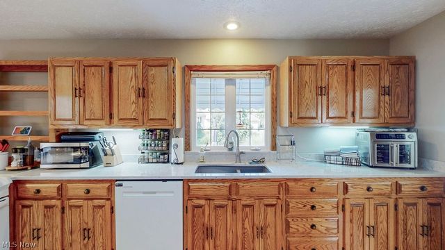 1067 Mohawk Trail SW, Hartville, OH 44632