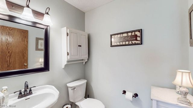 1067 Mohawk Trail SW, Hartville, OH 44632