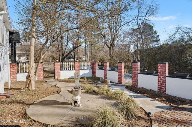 435 E College Avenue, Holly Springs, MS 38635