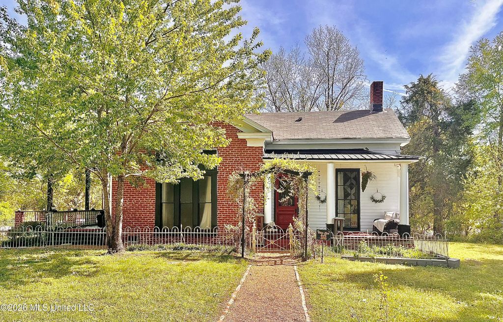 435 E College Avenue, Holly Springs, MS 38635