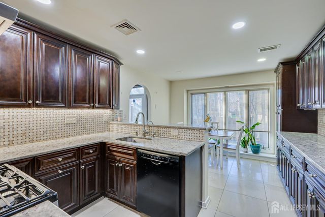 36 Ravenswood Court, Edison, NJ 08820