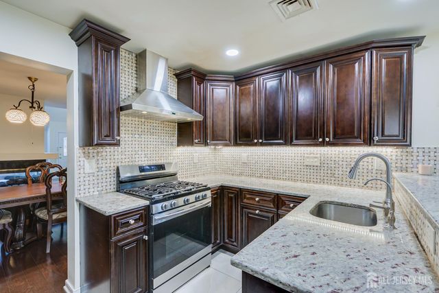 36 Ravenswood Court, Edison, NJ 08820