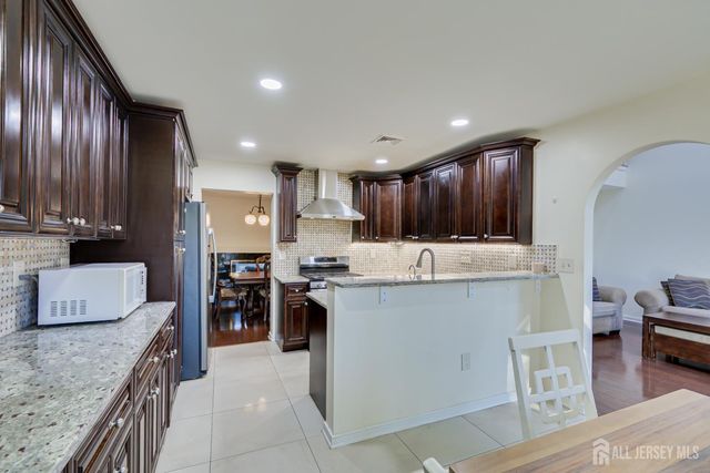 36 Ravenswood Court, Edison, NJ 08820