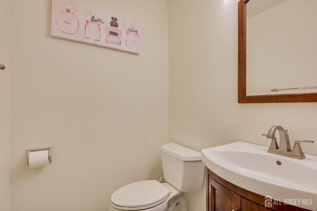 36 Ravenswood Court, Edison, NJ 08820