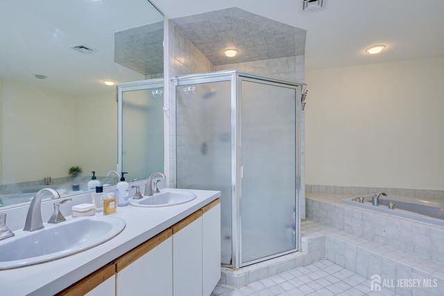 36 Ravenswood Court, Edison, NJ 08820