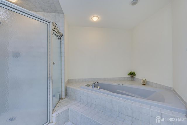 36 Ravenswood Court, Edison, NJ 08820