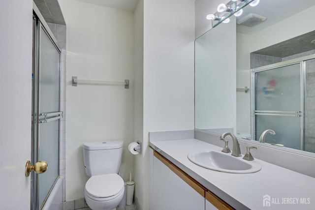 36 Ravenswood Court, Edison, NJ 08820