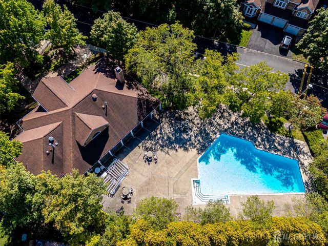 36 Ravenswood Court, Edison, NJ 08820