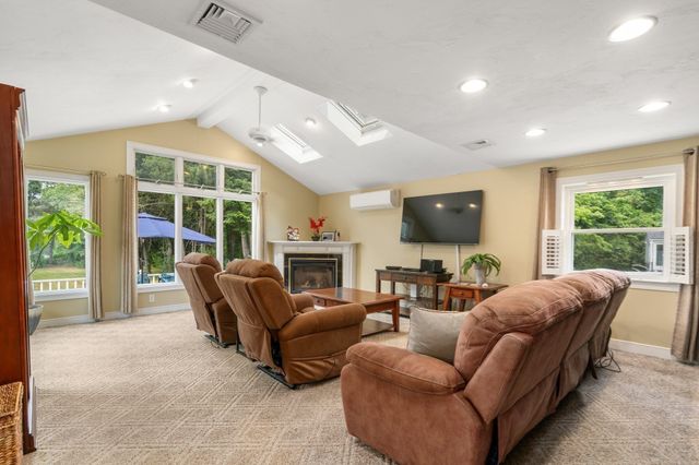 11 Sunset Dr, Easton, MA 02334