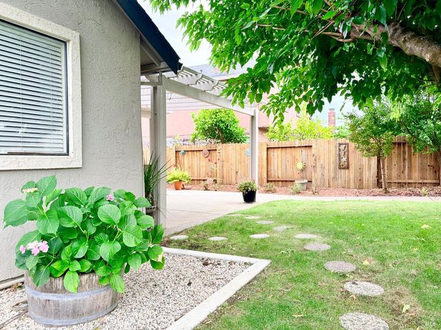 814 Capistrano Dr, Suisun City, CA 94585