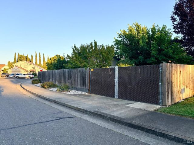 814 Capistrano Dr, Suisun City, CA 94585