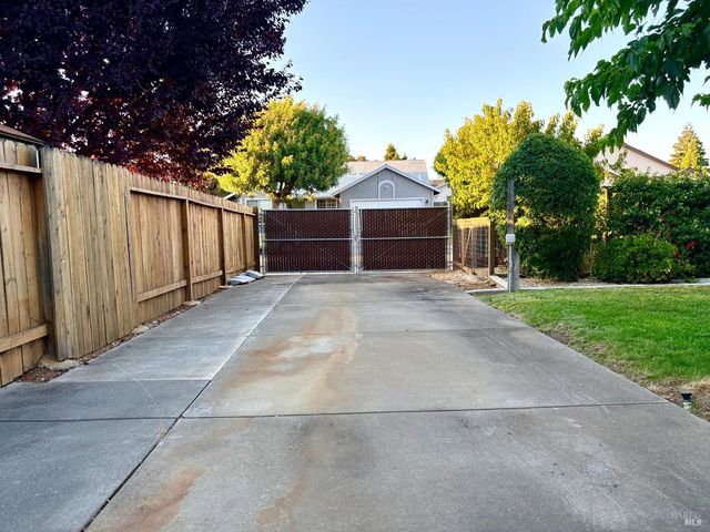 814 Capistrano Dr, Suisun City, CA 94585