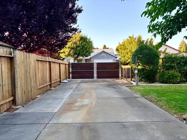 814 Capistrano Dr, Suisun City, CA 94585