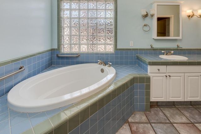 526 E Flynn Lane, Phoenix, AZ 85012