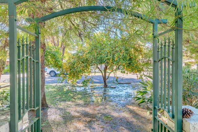 526 E Flynn Lane, Phoenix, AZ 85012