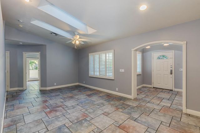 526 E Flynn Lane, Phoenix, AZ 85012