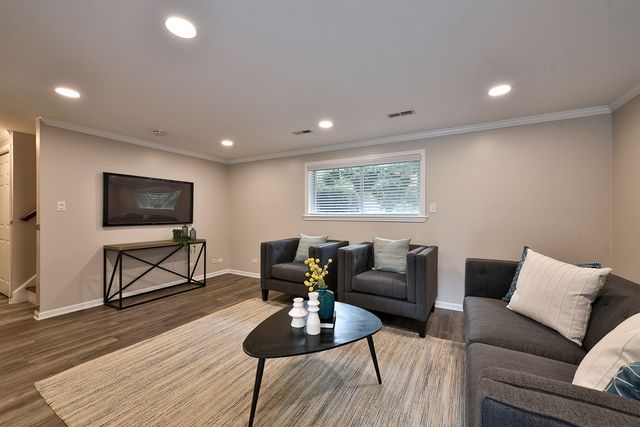 1328 Cabot Lane, Schaumburg, IL 60193