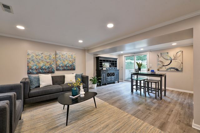1328 Cabot Lane, Schaumburg, IL 60193