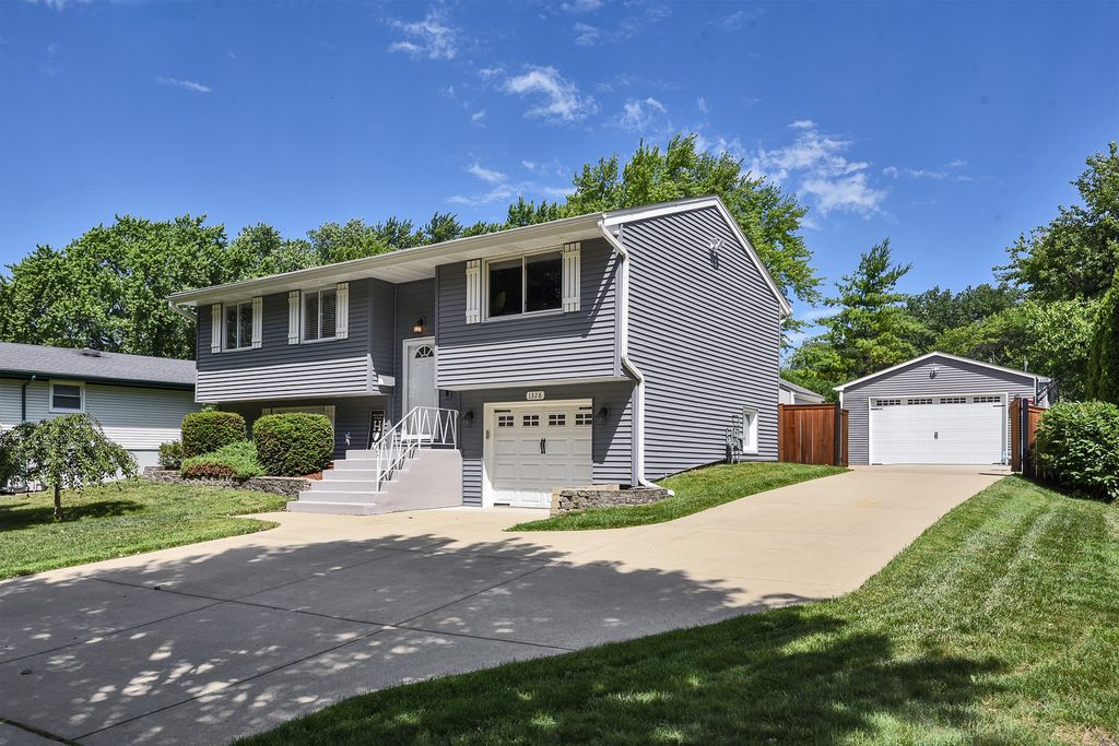 1328 Cabot Lane, Schaumburg, IL 60193