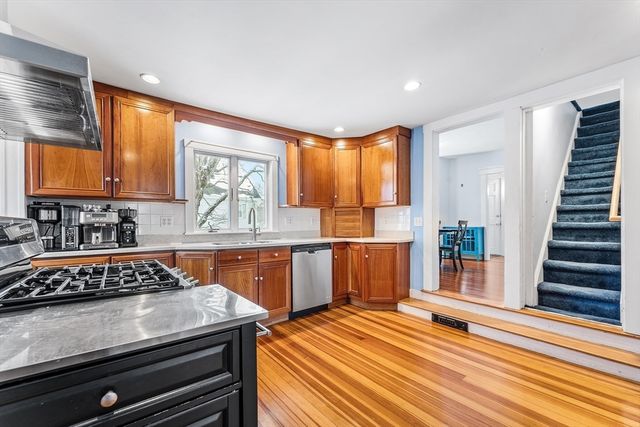 98 Cedar St 2, Dedham, MA 02026